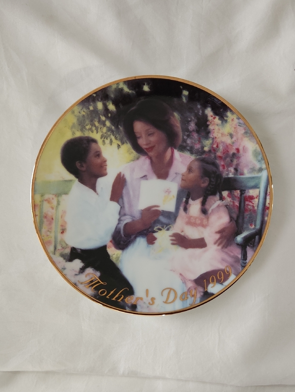 Avon Mother's Day 1999 Decorative Plate - 22K Gold Trim